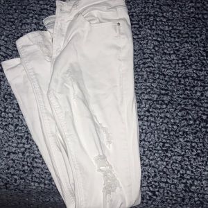 3/10 !! white distressed Charlotte Russ jeans ✨